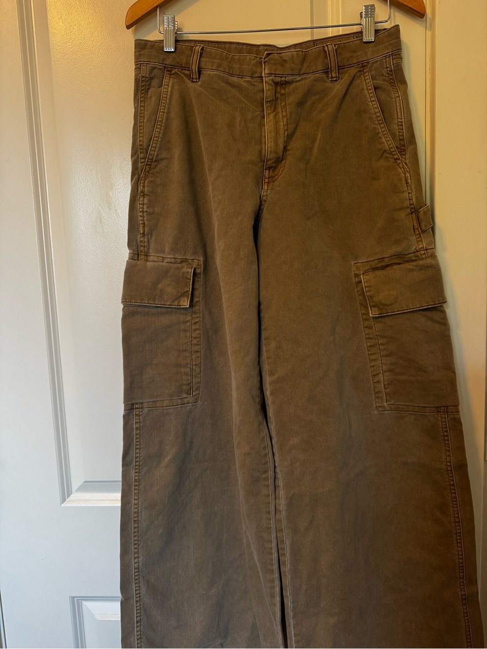 GAP Women’s Wide Leg Baggy Cargo Pants in Brown